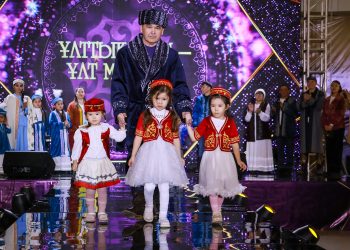 Өскеменде ұлттық киімдер шеруі өтті