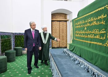 Президент Түркістандағы Қожа Ахмет Ясауи кесенесіне зиярат етті