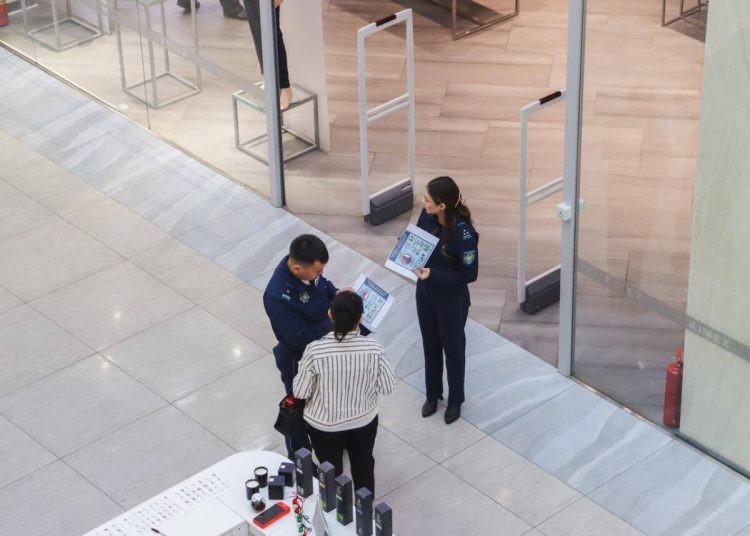 ШҚО-да тұрғындарға бет-әлпетті жабуға қатысты заң талаптары түсіндірілді