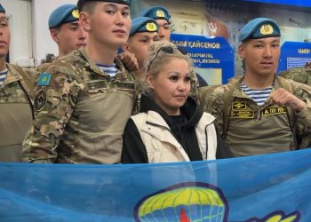Десантшылар әскери борышын аяқтады: Өскеменде сарбаздарды жақындары қарсы алды