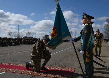 Өскемен гарнизонында сарбаздар жауынгерлік тумен қоштасты