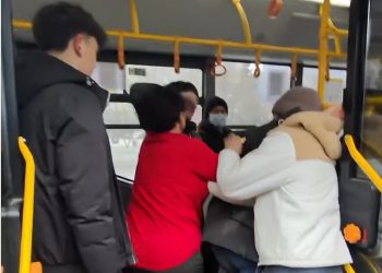 Автобуста оқушы қыздарды қорғаған жігітке 60 мың теңге айыппұл салынды