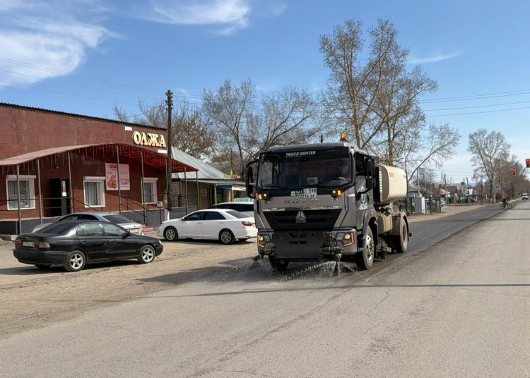 Самардың көшелері жуылып жатыр