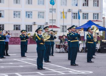 Арбатта ашық микрофон: өскемендіктер соғыс әндерін оркестрмен орындайды