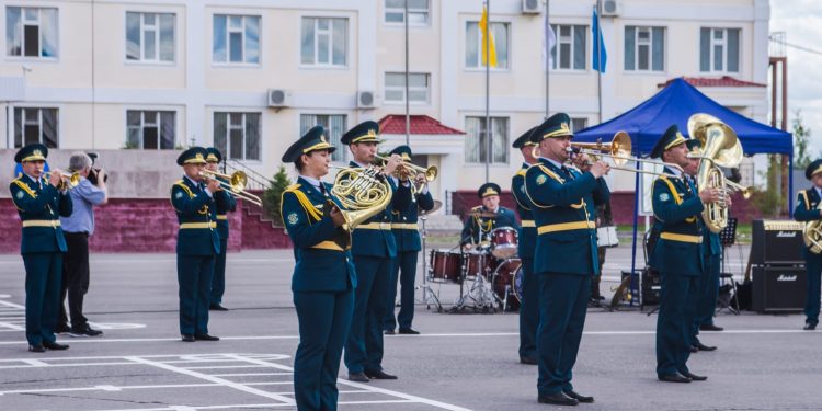 Арбатта ашық микрофон: өскемендіктер соғыс әндерін оркестрмен орындайды