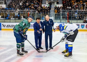 Кубок үшін күрес: Өскеменде полицейлер хоккей бәсекесінің көрігін қыздырды