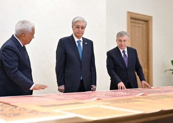 Мирзиёев Тоқаевқа архив құжаттарын тапсырды: Яссауи кесенесіне қатысты тың деректер бар