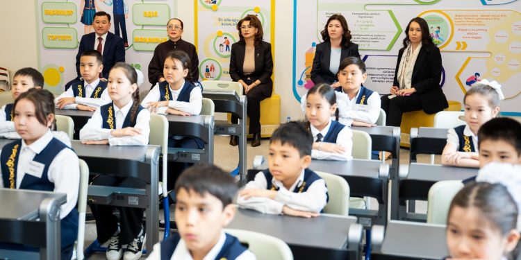 Аида Балаева елорда мектебіндегі TopIQ Smart Class мүмкіндіктерімен танысты