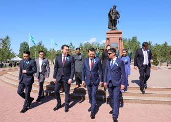 Мемлекеттік кеңесші Бауыржан Момышұлының ескерткішіне гүл шоқтарын қойды