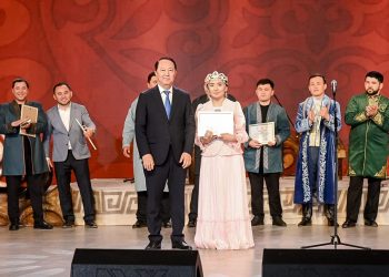 Сыр елінде өткен республикалық айтыста Шығыстың ақын қызы бас жүлдені жеңіп алды
