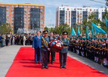 Өскемендіктер Сағадат Нұрмағамбетов ескерткішіне гүл шоқтарын қойды