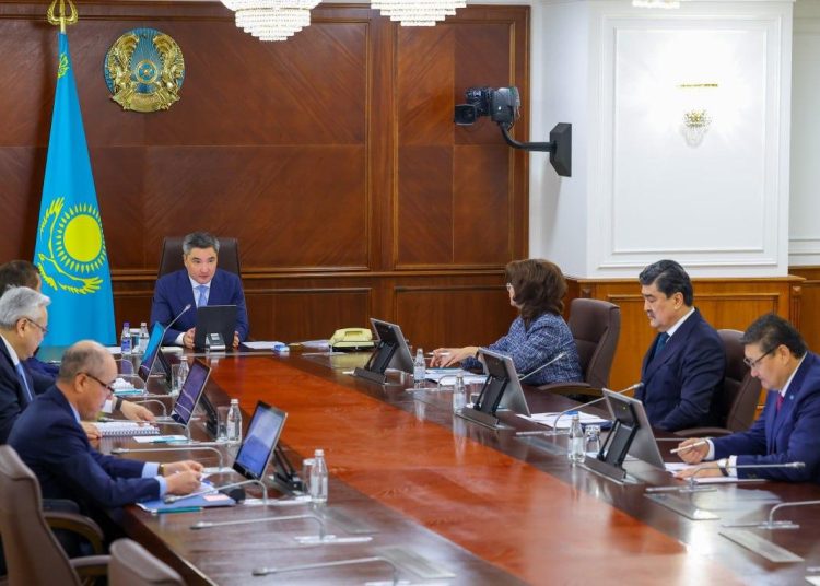 Олжас Бектенов Президенттің «Таза Қазақстан» бастамасын жүзеге асыру бойынша отырыс өткізді