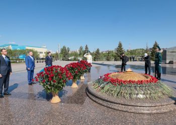 Олжас Бектенов, Мәулен Әшімбаев және Ерлан Қошанов соғыс жылдарында құрбан болғандарды еске алды