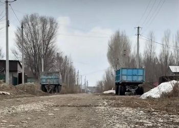 Ахмер кентіндегі жолдар жаңарып жатыр
