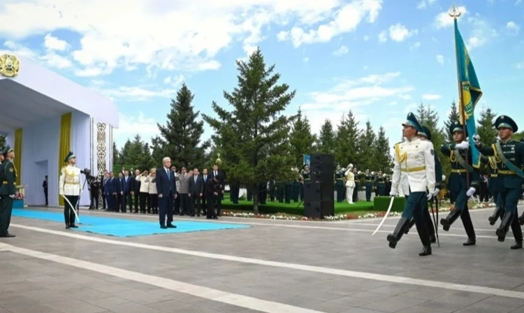 Президент Мемлекеттік ту көтеру рәсіміне қатысты