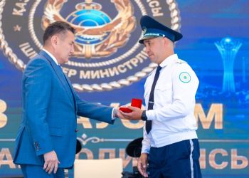 ШҚО-да құқық қорғау органының 10 қызметкеріне баспана кілті табысталды