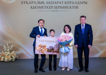 ШҚО-да БАҚ қызметкерлері күніне орай журналистерге пәтер мен көлік кілттері табысталды