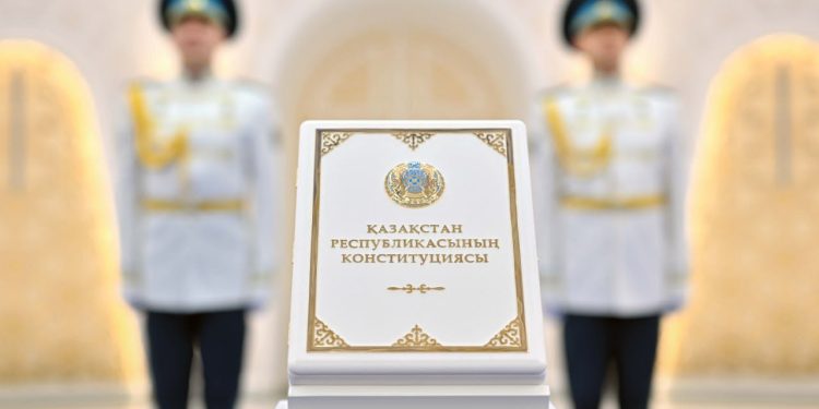 «Дәуірлік оқиға» – Тоқаев қазақстандықтарды жаңа Конституцияның заңды күшіне енуімен құттықтады