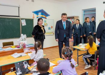 ШҚО әкімі Маралдының мектебі мен қоныс аударған отбасылардың үйіне барды