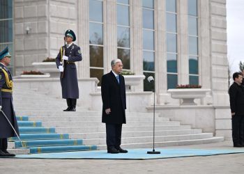 Президент Мемлекеттік ту көтеру рәсіміне қатысты