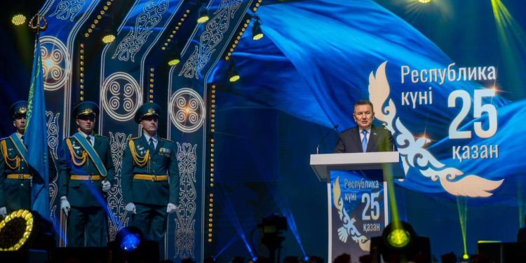 ШҚО әкімі өңір тұрғындарын Республика күнімен құттықтады